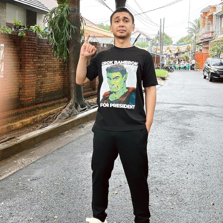 <p>Komika, penulis, sekaligus aktor Raditya Dika tak kalah unjuk gaya saat nyoblok, Bunda. Ayah 2 orang anak ini juga terlihat santai dengan outfit serba hitam dan menjelaskan soal kaus yang ia pakai. "Nyoblos presiden RI pakai kaos pilihan gue untuk presiden di dunia DnD," tuturnya dengan emotikon tertawa. (Foto: Instagram @raditya_dika)<br /><br /><br /></p>