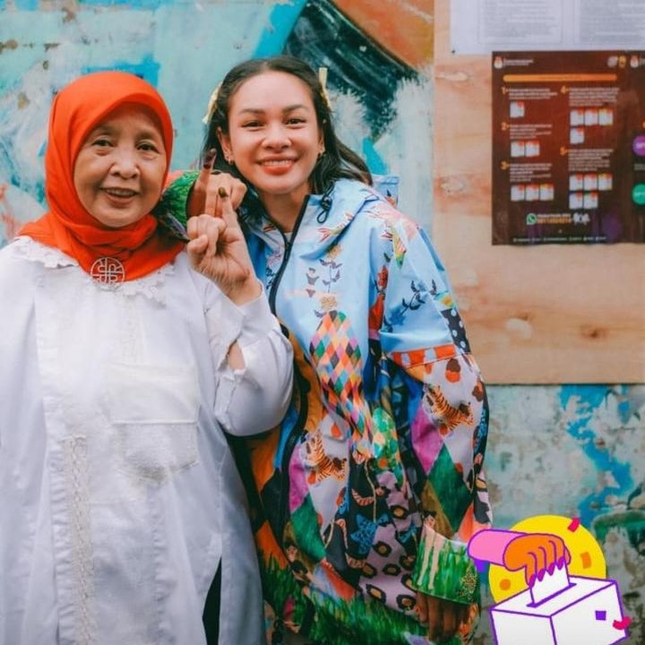 <p>Penyanyi Andien Aisyah juga membagikan momen nyoblos nih, Bunda. Melalui Instagram, perempuan 38 tahun ini mengabadikan momen tersebut dengan berfoto bareng sang ibunda sambil pamer jari bertinta. Andien juga mengungkap bahwa dirinya belum mandi dan rela menerobos hujan demi menyuarakan hak pilihnya lho, (Foto: Instagram @andienaisyah).<br /><br /><br /></p>