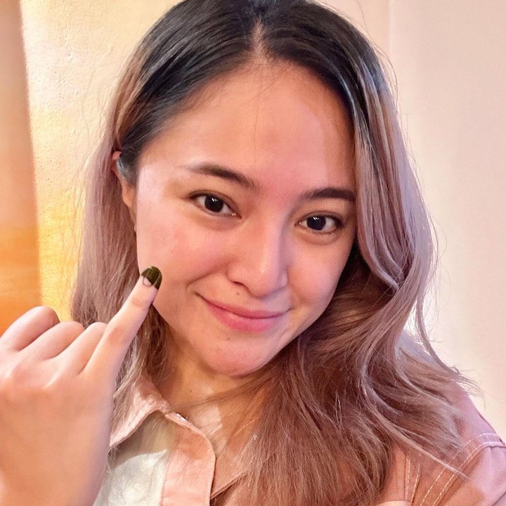 <p>Artis pertama yakni Marshanda, Bunda. Perempuan 34 tahun ini menunjukkan momen saat mengantri di TPS dan jari bertinta ungu di kelingkingnya. "Untuk Indonesia yang lebih baik!" tulisnya. (Foto: Instagram @marshanda99).<br /><br /><br /></p>