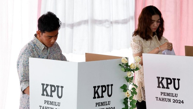 Wakil Presiden Gibran Rakabuming Raka menggunakan kewenangan suaranya berbareng istri, Selvi Ananda di TPS 18, Kelurahan Manahan, Kecamatan Banjarsari, Solo.