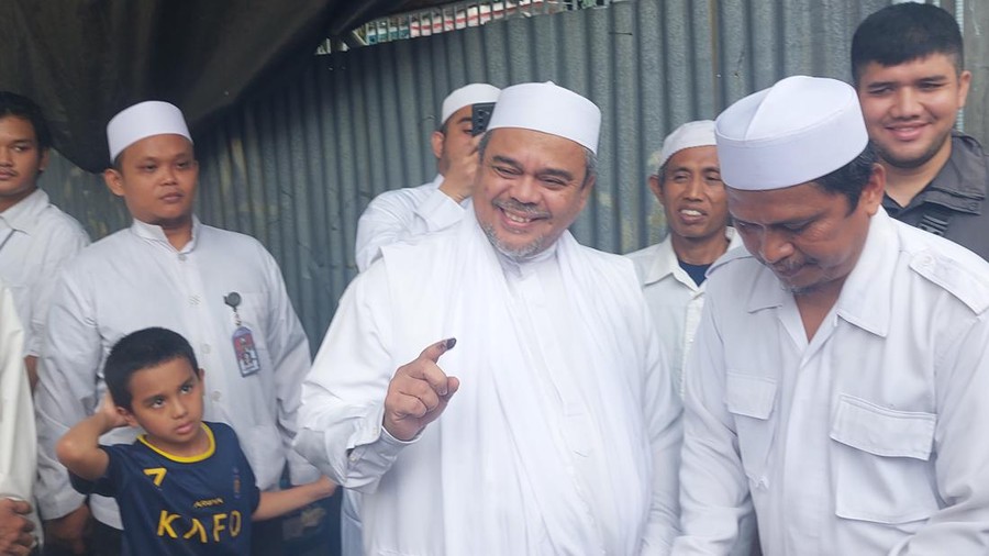 Habib Rizieq Shihab atau HRS menggunakan hak pilih Pemilu 2024 di TPS 47 Kelurahan Petamburan, Tanah Abang, Jakarta Pusat. Habib Rizieq mendatangi TPS bersama keluarga, Rabu (14/2/2024).