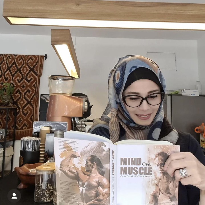 <p>Kini, Jihan menjadi salah satu selebriti yang ikut terjun ke dunia politk. Ratu sinetron era 2000-an ini terpilih menjadi anggota DPD RI. (Foto: Instagram @jihanfahirareal)<br /><br /><br /></p>