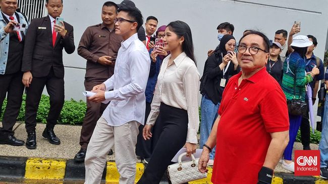 Erina Gudono tampil minimalis, namun dia juga menjinjing tas mewah dari rumah mode dunia. 