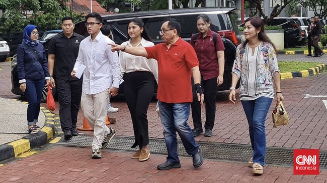 Menkominfo Budi Arie Setiadi mengatakan argumen Kaesang menaiki jet pribadi ke AS lantaran sang istri Erina Gudono tengah mengandung 8 bulan.