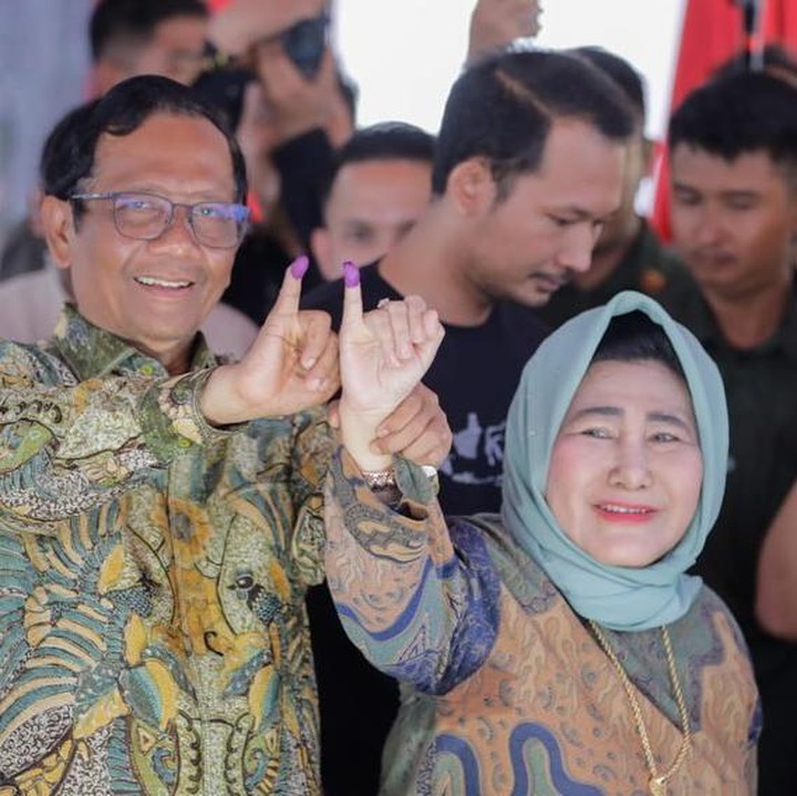 <p>Lebih lanjut, calon wakil presiden nomor urut 3 Mahfud MD juga membagikan potret di hari Pemilu 2024, Bunda. Melalui akun Instagram pribadi, ia menunjukkan beberapa momen bersama wartawan serta pamer jari bertinta bareng sang istri. (Foto: Instagram @mohmahfudmd)<br /><br /><br /></p>