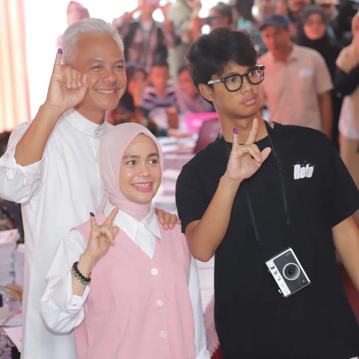 <p>Kemudian, calon presiden nomor urut 3 Ganjar Pranowo juga terlihat berada di TPS bersama keluarga. Diketahui, Ganjar bersama istri dan putra semata wayangnya, Alam nyoblos di TPS 11, Lempongsari, Gajahmungkur, Semarang, Jawa Tengah. (Foto: Instagram @tpnganjarmahfud)<br /><br /><br /></p>