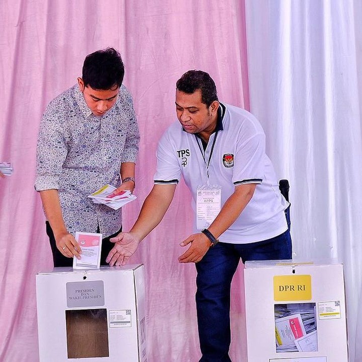 <p>Terakhir, Gibran Rakabuming Raka nih, Bunda. Calon Wakil Presiden nomor urut 2 ini terlihat berada di TPS bersama sang istri, Selvi Ananda. "Selamat memilih yang terbaik untuk Indonesia. Siapa saja disini yang sudah pada milih?" tulisnya. (Foto: Instagram @gibran_rakabuming)</p>