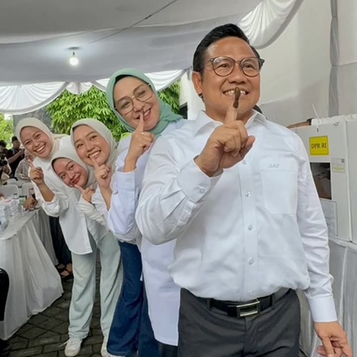 <p>Pertama, potret Abdul Muhaimin Iskandar atau lebih dikenal sebagai Cak Imin bersama keluarganya nih, Bunda. Calon wakil presiden nomor urut 1 ini terlihat berada di TPS dan menunjukkan jari bertinta sebagai bukti nyoblos. "Kita sudah nyoblos, kamu?" tulis sang istri di kolom caption, @rustinimurtadho. (Foto: Instagram @rustinimurtadho dan @cakiminow)<br /><br /><br /></p>