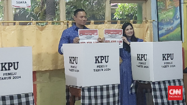 Ketua Umum Partai Demokrat Agus Harimurti Yudhoyono (AHY) menggunakan hak suaranya di TPS 101, SDN Bapem, Cipete Utara, Jakarta Selatan.
