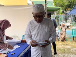 Gus Mus Nyoblos di Rembang, Berharap Pemilu Berjalan Lancar