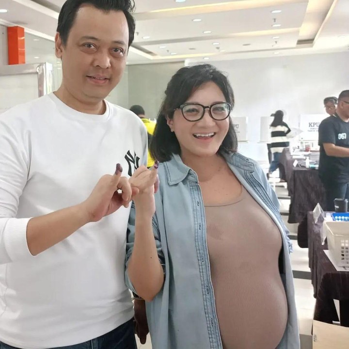 <p>Kiki Amalia juga tetap bersemangat memberikan suaranya di Pemilu 2024 ini meski sedang hamil besar. Ditemani sang suami Agung Nugraha, Kiki terlihat bangga menunjukkan jarinya yang telah mendapatkan tinta biru. "Bumil nunggu due date tetep vote dong Alhamdulillah," tulisnya. Foto: Instagram @kikiamaliaworld</p>