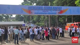 Massa Padati Istora Senayan Tunggu Kedatangan Prabowo-Gibran