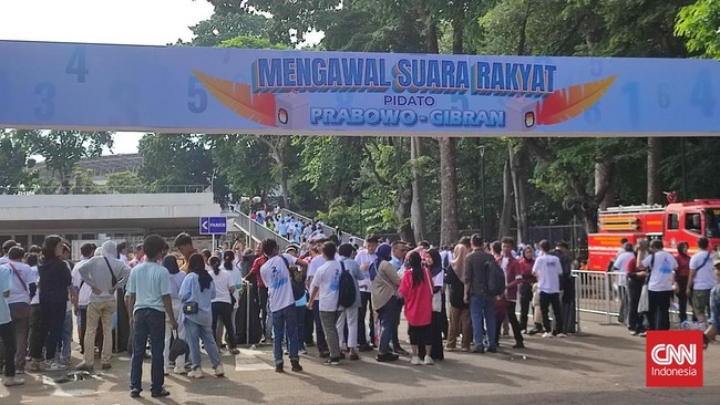 Massa pendukung Prabowo Subianto-Gibran Rakabuming Raka mulai memadati Istora Senayan, Kompleks Gelora Bung Karno (GBK), Jakarta Pusat, Rabu (14/2).