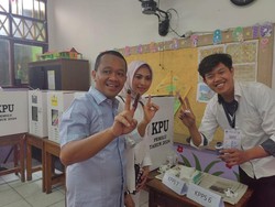Gunakan Hak Pilih, Bahlil Ke TPS Pakai Baju Biru Muda-Pose Dua Jari