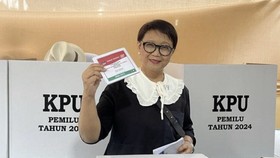 Menlu RI Retno Nyoblos di TPS Depok Pakai Blus Hitam