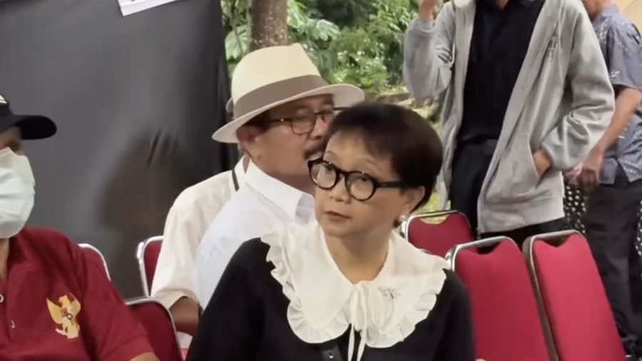 Menteri Luar Negeri Retno Marsudi melakukan pencoblosan di TPS 156, Mekarjaya, Depok. (Instagram @retno_marsudi)