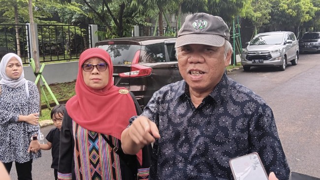 Menteri PUPR Basuki Hadimuljono Salat Tahajud dan mencium kertas suara untuk presiden dan wakil presiden supaya Indonesia dapat presiden terbaik.