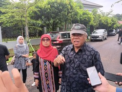 Pakai Baju Hitam, Basuki Jalan Kaki dari Rumah ke TPS