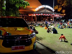 Mobil Dinas Gibran Parkir di Halaman Balai Kota Solo, Ada Apa?