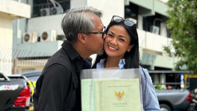Nirina Zubir mendapatkan sertifikat rumah.