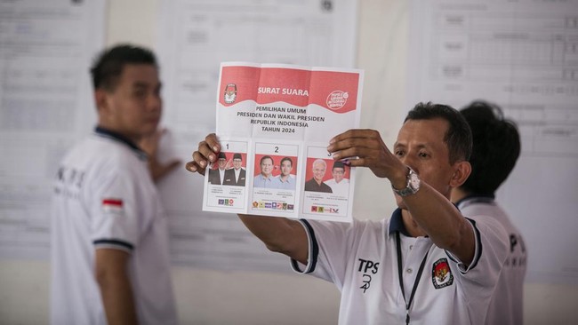 Jateng yang dikenal sebagai kandang banteng PDIP menempatkan Ganjar-Mahfud di urutan kedua dengan 7,8 juta suara. Sementara Prabowo unggul dengan 12 juta suara.