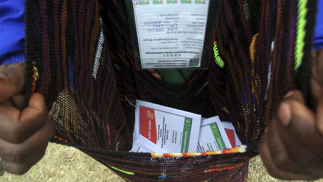 Bawaslu mengaku telah berkoordinasi dengan Basarnas  menelusuri dugaan Panwas distrik berinisial DK yang hilang di Mimika, Papua.