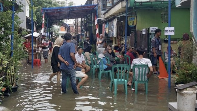 KPU Jakarta Barat menyampaikan pelaksanaan pemungutan suara di 27 TPS wilayahnya tetap beroperasi meski terendam banjir pada Rabu (14/2).