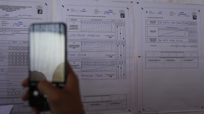 KPU menjelaskan soal kejanggalan data Pileg 2024 dalam sistem informasi rekapitulasi pemilihan umum (sirekap).