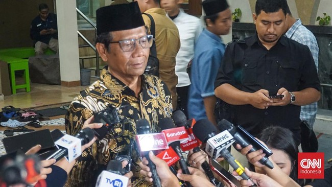Cawapres nomor urut 3 Mahfud MD resmi memberikan hak suaranya di TPS 106 Maguwoharjo, Depok, Sleman, DIY, Rabu (14/2).