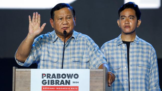Saat hadir ke Istora, Prabowo memakai baju kotak-kotak biru. Kemeja biru yang dipadukan dengan sedikit warna krem ini jadi incaran warganet.
