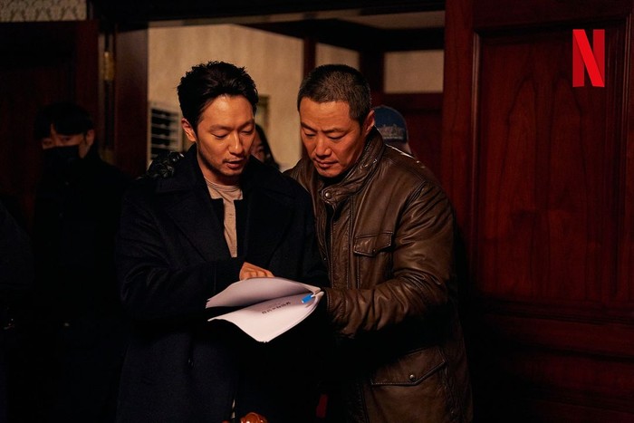 Seperti inilah potret Son Suk Ku dan Lee Hee Joon di balik layar ketika shooting A Killer Paradox./ Foto: instagram.com/netflixid
