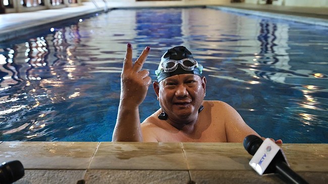 Calon Presiden nomor urut 2, Prabowo Subianto mengisi waktu dengan berenang usai menggunakan hak suaranya di Pemilu 2024.