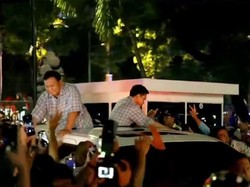 Pendukung Antusias Sambut Prabowo-Gibran di Istora Senayan