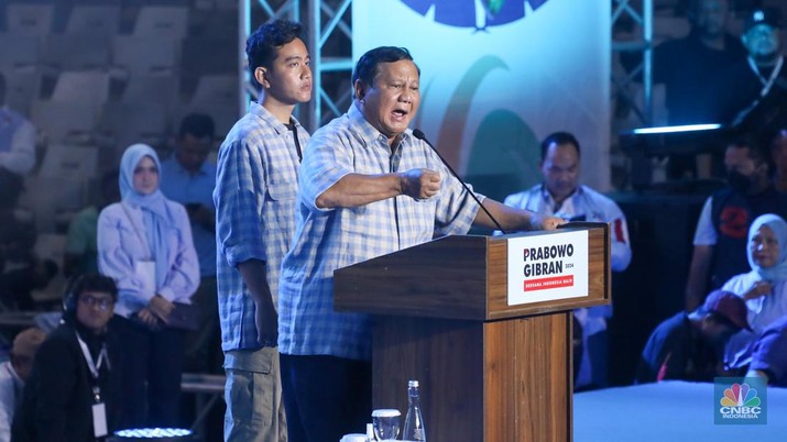 Prabowo Subianto dan Gibran Rakabuming Raka saat memberikan pidatonya di Istora Senayan, Rabu (14/2/2024). (CNBC Indonesia/Faisal Rahman)