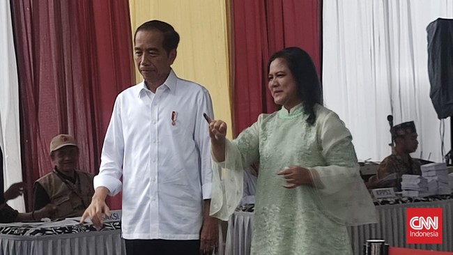 Jokowi menyebut tak berkomunikasi dengan kedua putranya, Gibran Rakabuming Raka dan Kaesang Pangarep, sebelum mencoblos di Pemilu 2024.