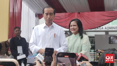 Kunker ke Sulbar, Jokowi Beri Mobil Listrik ke SMK untuk Praktik
