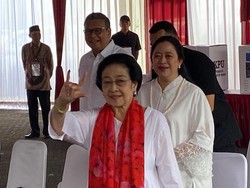 Megawati Pamer Salam Metal Bertinta Usai Nyoblos di TPS Kebagusan