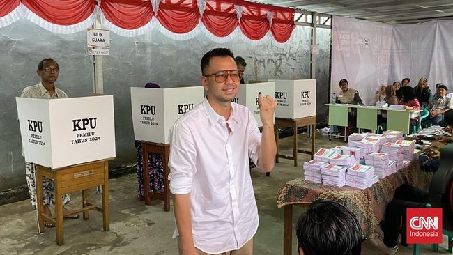 Selebriti Raffi Ahmad resmi memberikan hak suaranya di TPS 01 di Kelurahan Pangakalan Jati Baru, Kecamatan Cinere, Kota Depok, Jawa Barat, Rabu (14/2).