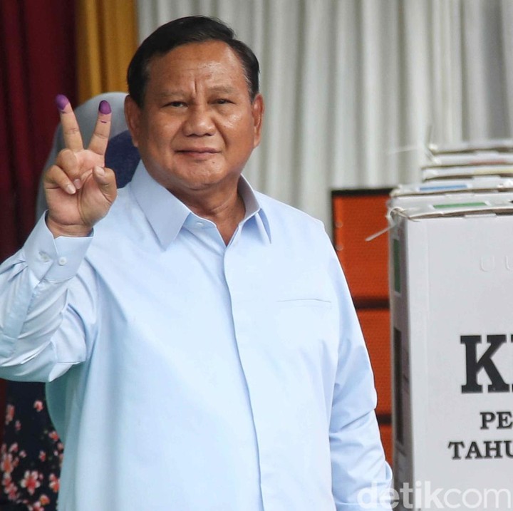 <p>Begitu pula dengan calon presiden nomor urut 2, Prabowo Subianto. Mengutip <em>detikcom,</em> ia terpantau mencoblos di TPS 033 Bojong Koneng, Hambalang, Jawa Barat dan mengenakan kemeja biru lengan panjang.<br /><br /><br /></p>