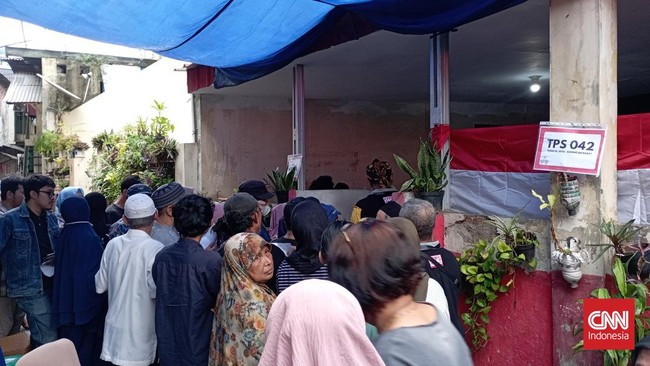 Pencoblosan di TPS 41 Poncol Jaya, Mampang terlambat nyaris tiga jam karena banjir. Pemungutan suara baru dimulai sekitar pukul 9.56 WIB.