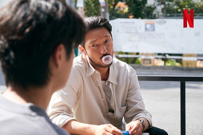 Selain citranya sebagai detektif yang ambisius dengan insting kuat, karakter Jang Nan Gam dan permen karet nampaknya juga nggak bisa dilepaskan, ya!/ Foto: instagram.com/netflixkcontent