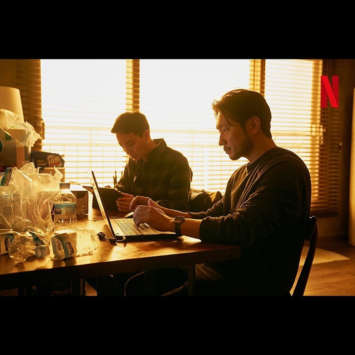 Son Suk Ku mode serius tampaknya memang berhasil membuat penonton salah fokus ya, Beauties?/ Foto: instagram.com/netflixid