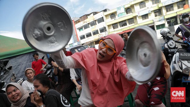 FOTO: Sorak-sorai Warga saat Perhitungan Surat Suara Pilpres 2024