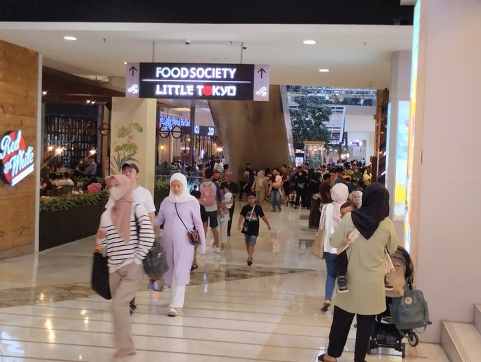 Suasana mal Kota Kasablanka