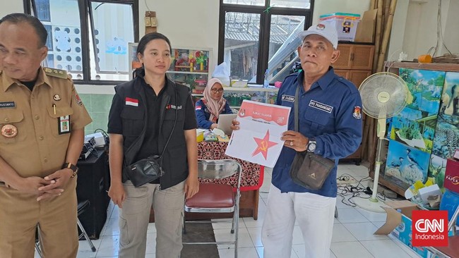Petugas KPPS menemukan surat suara ditempeli gambar palu arit di TPS Pandansari, Semarang.