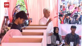 VIDEO: Ganjar Pranowo Nyoblos Ditemani Anak dan Istri di Semarang