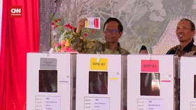 VIDEO: Mahfud MD dan Keluarga Mencoblos di DI Yogyakarta