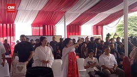 VIDEO: Megawati dan Puan Nyoblos di Kebagusan, Pamer Salam Metal