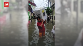 VIDEO: Warga Terjang Banjir Angkut Peralatan di TPS