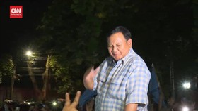 VIDEO: Momen Prabowo-Gibran Sapa Pendukung dari Sunroof Mobilnya
